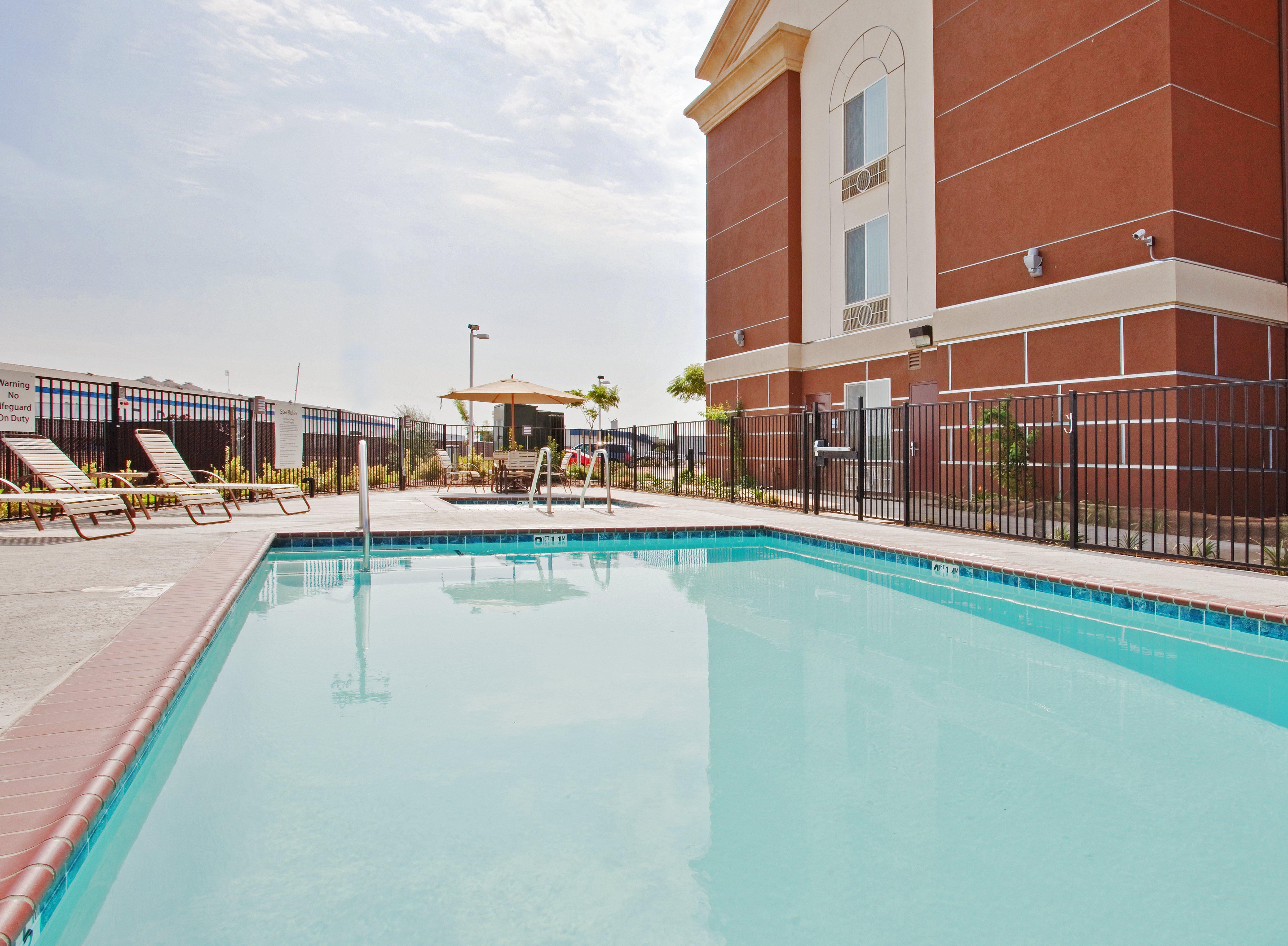 Holiday Inn Express & Suites Dinuba West By Ihg Exterior foto