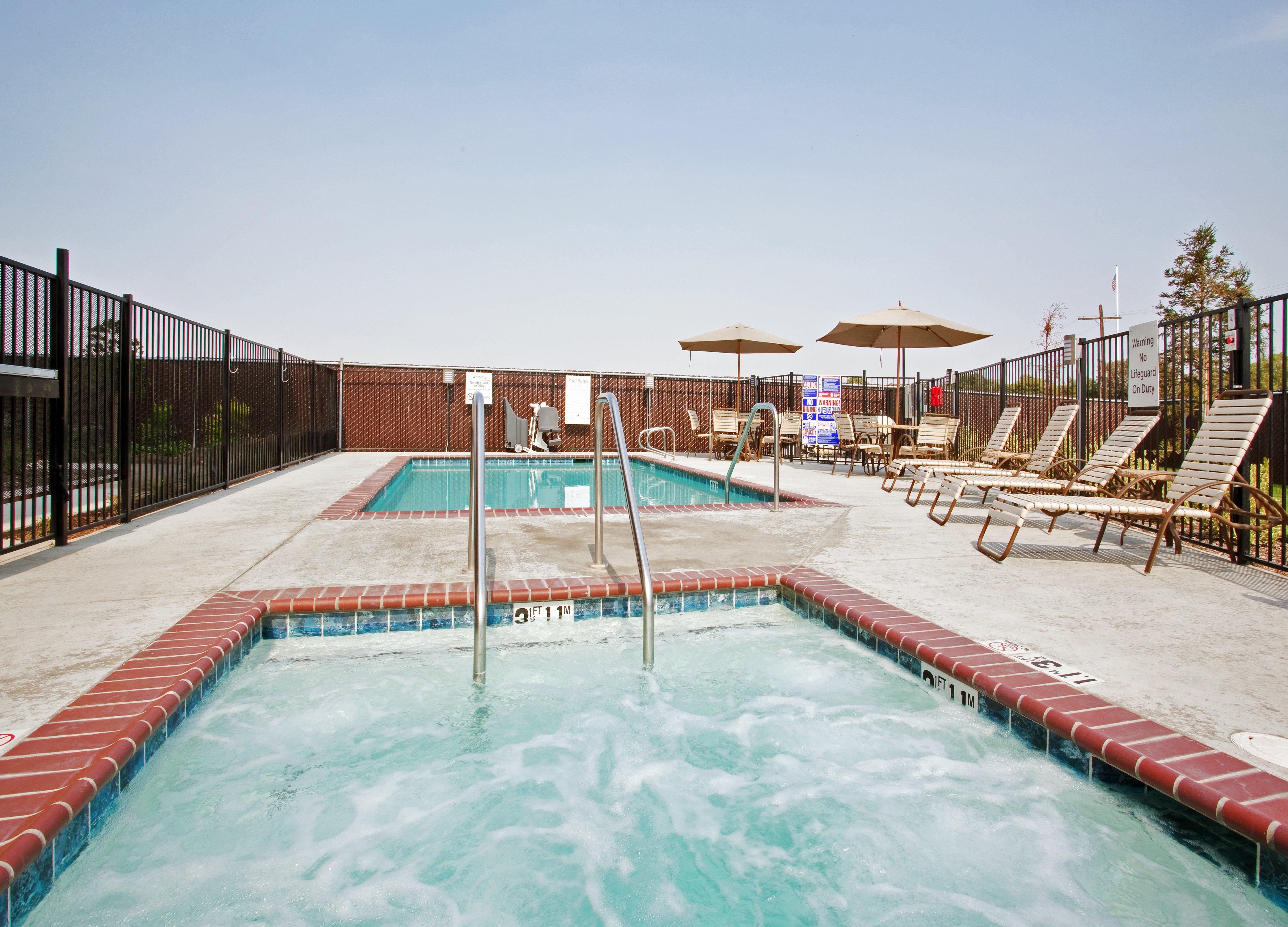 Holiday Inn Express & Suites Dinuba West By Ihg Exterior foto