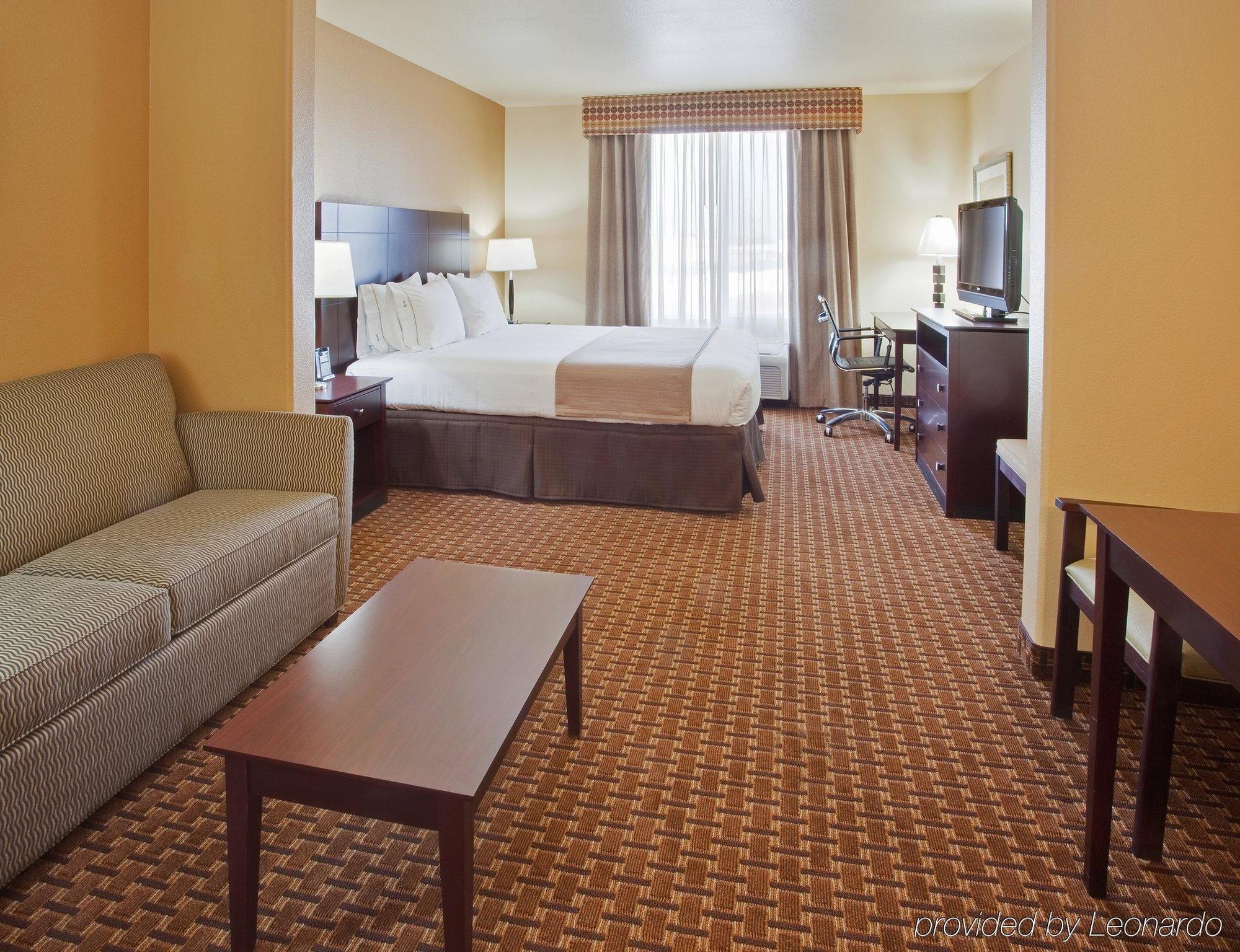 Holiday Inn Express & Suites Dinuba West By Ihg Exterior foto